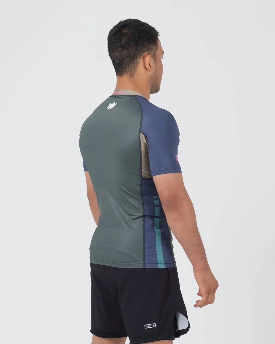 Vista trasera del Rashguard Kingz Draft con gráficos sublimados de alta durabilidad