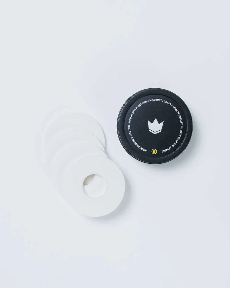 Pack principal de Kingz Finger Tape blanco con 4 rollos y estuche metálico