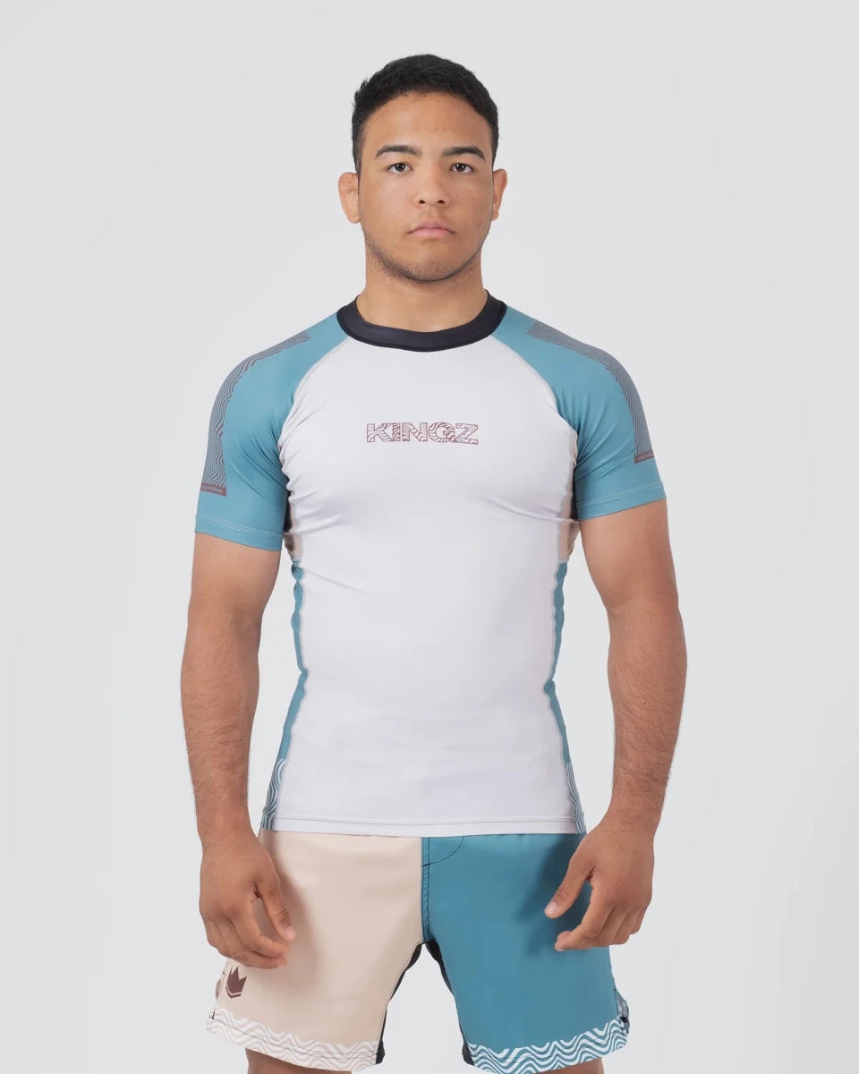 Vista frontal de la licra técnica Kingz Flow celeste para BJJ y Grappling