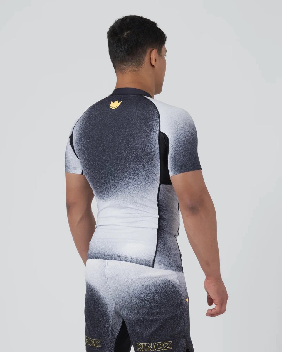 Vista trasera del Rashguard Kingz Galaxy con un diseño totalmente sublimado y de alta definición.