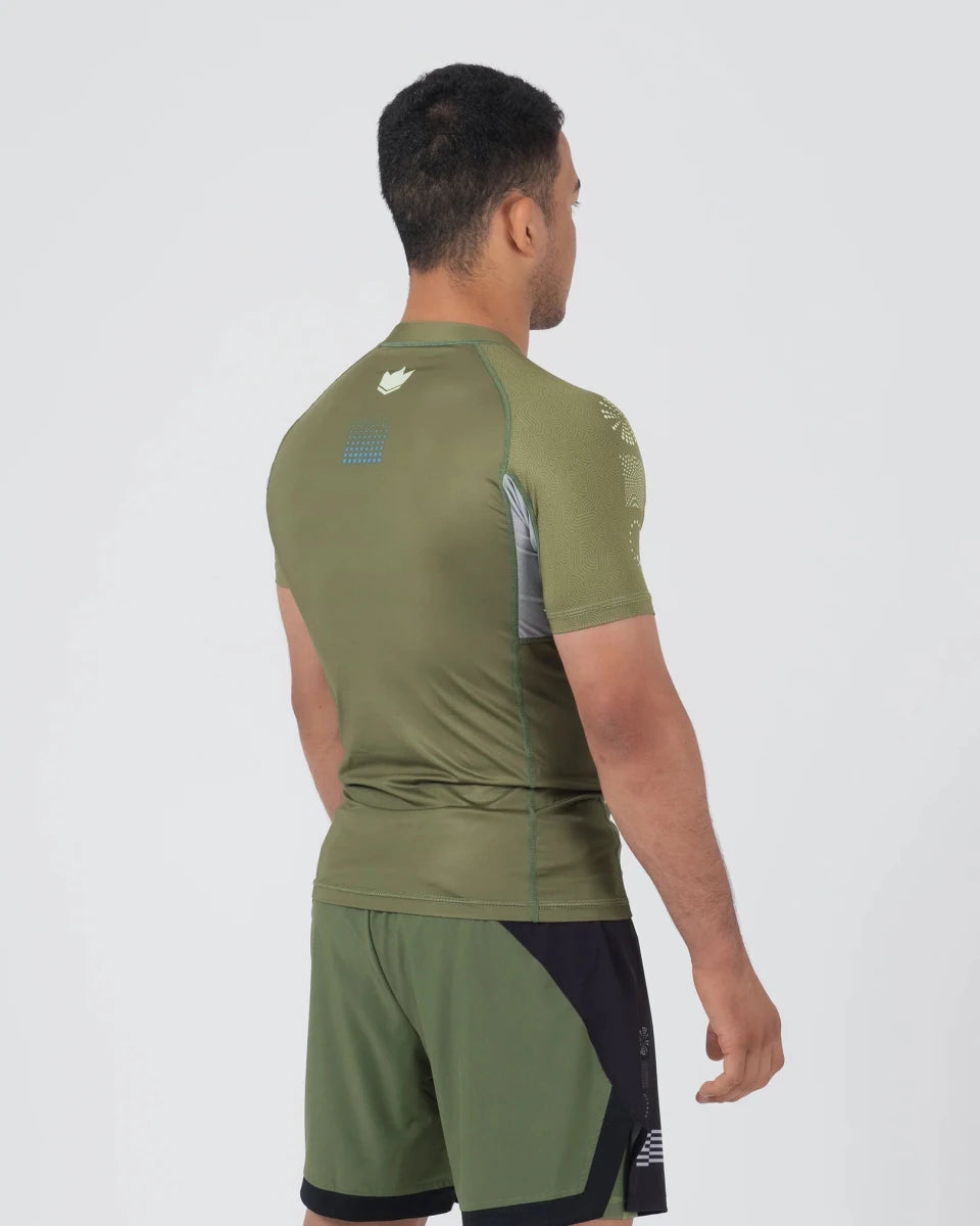 Vista trasera del Rashguard Kingz Trooper con gráficos de alta definición totalmente sublimados