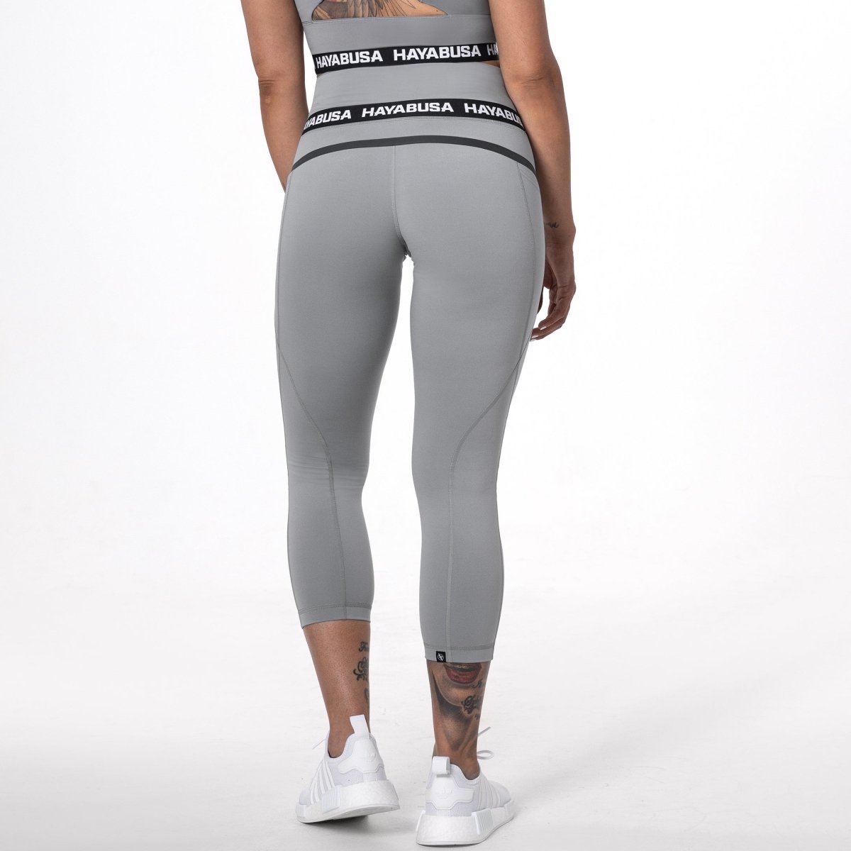 Back view of the gray Hayabusa 3/4 leggings, detail of the high-waisted seam