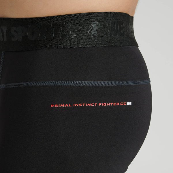 Nahaufnahme des Leone-Schriftzugs auf dem Bein der schwarzen Leggings