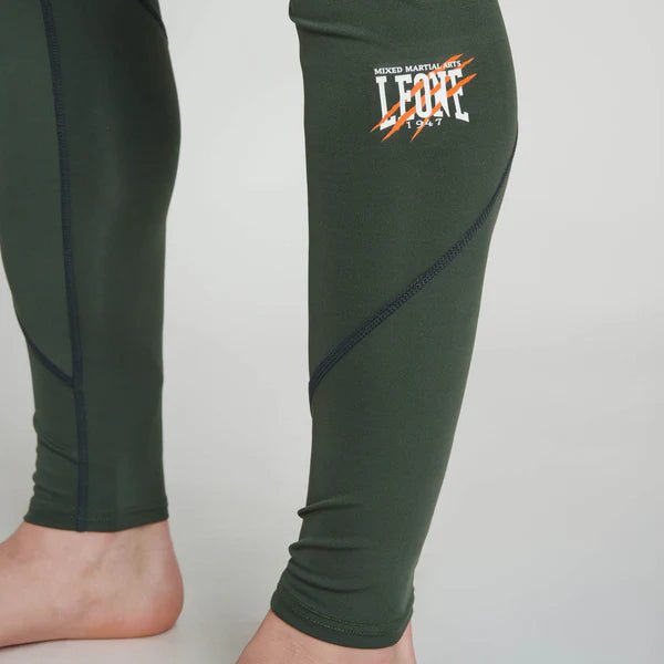 Detail der technischen Aufdrucke und des Leone-Schriftzugs auf den grünen Leggings