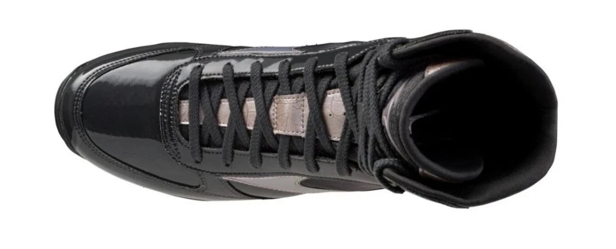 Detalle de material y costuras de la Mizuno Wave Monster negra.