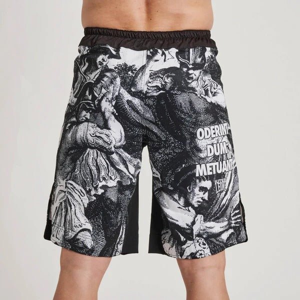 Vollständige Rückansicht der LEONE x IUTER Barbed Wire MMA Shorts, die die Fortsetzung des Grafikdrucks und die Rückseite des schwarzen Gürtels zeigt.