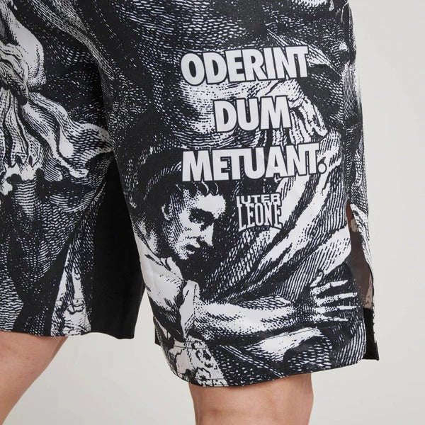 Flache Vorderansicht der LEONE x IUTER Barbed Wire MMA-Shorts mit Schwerpunkt auf dem vollständigen Layout der Logos und des Aufdrucks