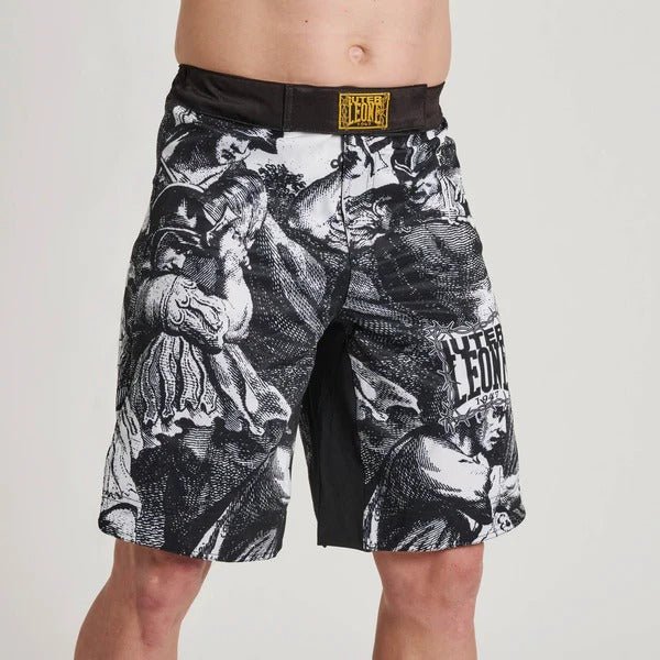 Vista frontale ravvicinata dei pantaloncini MMA LEONE x IUTER Barbed Wire su un modello, mostrando il dettagliato graphic print in stile incisione classica e i loghi sulla gamba e sulla cintura