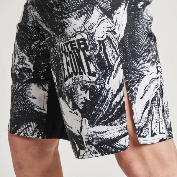Hochauflösende Nahaufnahme des gravurartigen „La Divina Combattente“-Grafikdrucks der LEONE x IUTER-Shorts, die die Gesichter und die mythologische Frisur enthüllt.