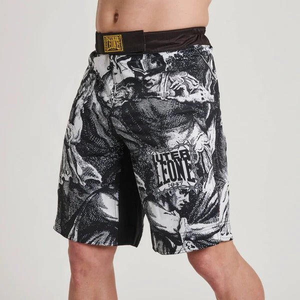 Vollständige Frontalaufnahme eines Models, das die LEONE x IUTER MMA-Shorts trägt und Passform und Länge zeigt