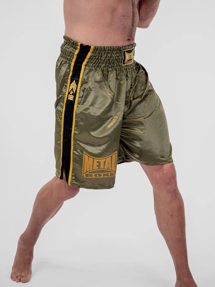 Detail des Satinstoffs und des Goldbesatzes der grünen Shorts der Metal Boxing Pro Line