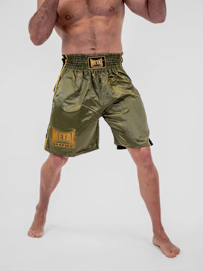 Vorderansicht: Metal Boxe Pro Line Englische Boxshorts aus militärgrünem und goldenem Satin