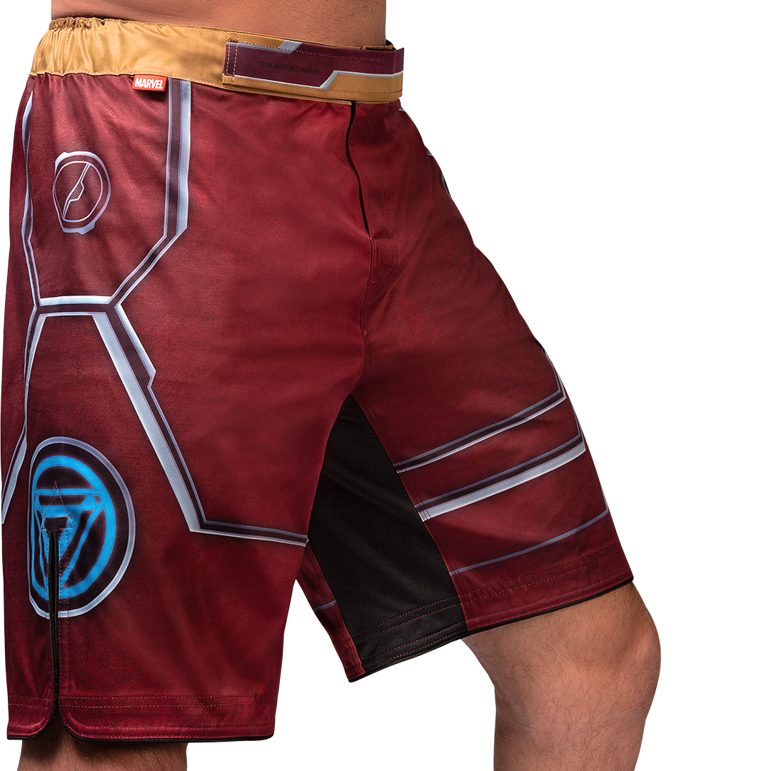 Vista frontale dei pantaloncini da combattimento Hayabusa Marvel Iron Man, design rosso con ragnatela