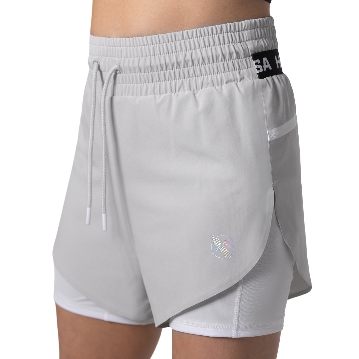 Vista frontal del pantalón corto deportivo de mujer Hayabusa Mid Rise gris con logo visible
