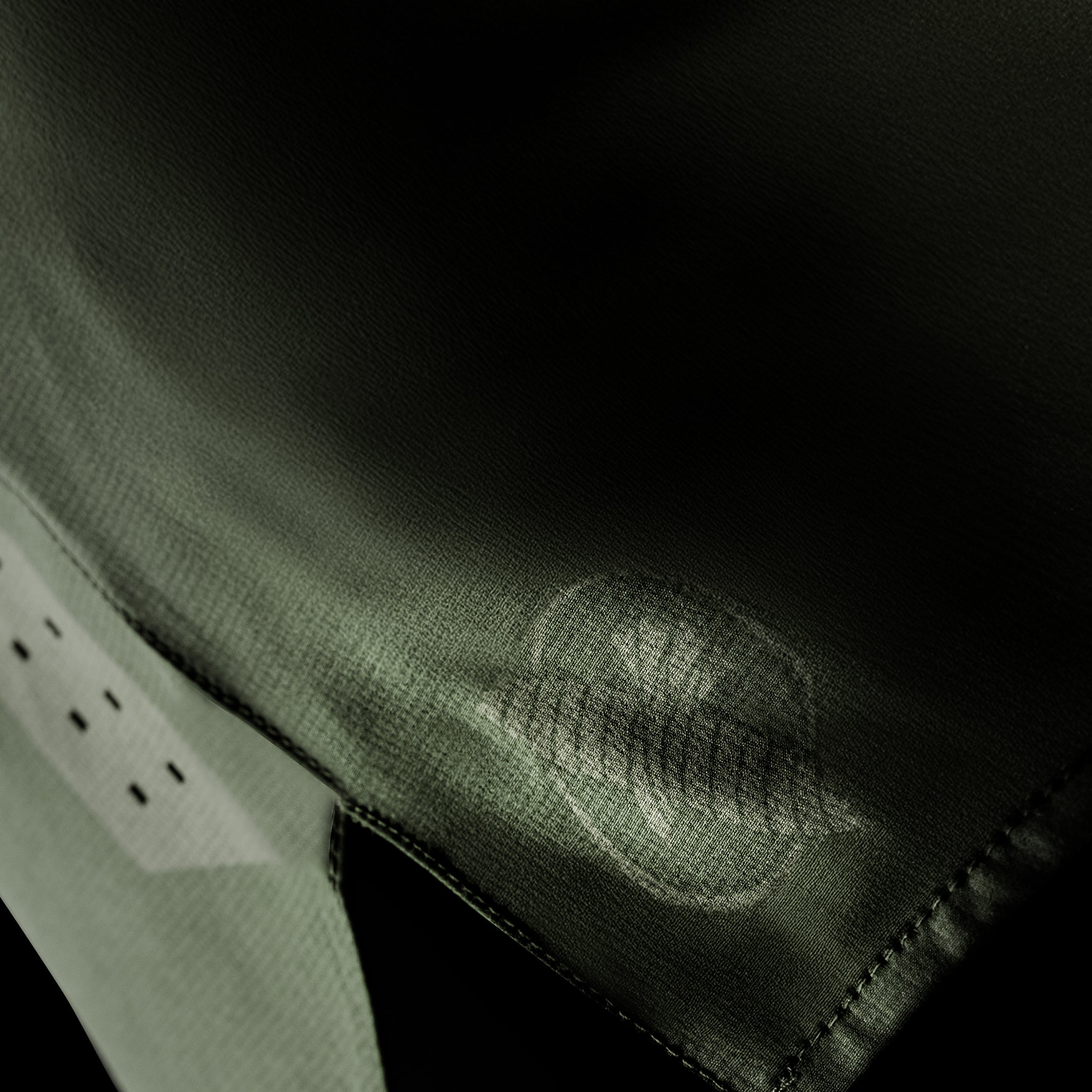 Dettaglio laterale dei pantaloncini grappling Hayabusa Core verdi, mostra la finitura dell'orlo e la ventilazione