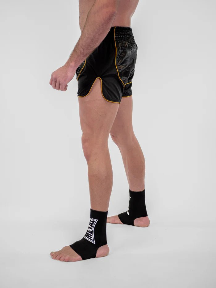 Męskie spodenki Muay Thai, widok z tyłu, Metal Boxing Siam w kolorze czarno-złotym, z elastyczną talią