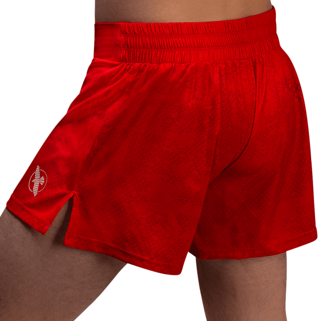 Vue arrière du short rouge Hayabusa Arrow, design ultra léger pour le Muay Thai et le Kickboxing