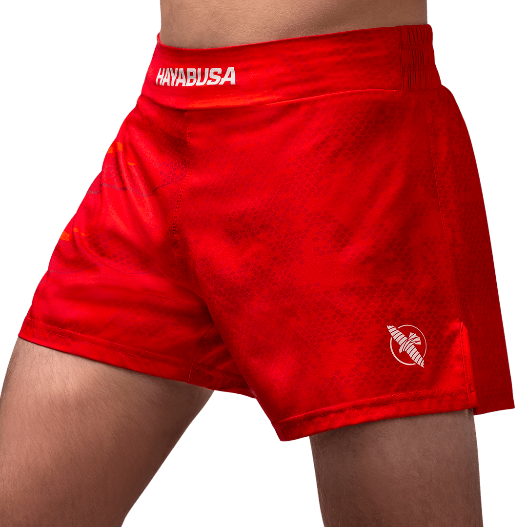 Vue de face du short de kickboxing Hayabusa Arrow rouge, coupe courte pour une liberté de mouvement maximale