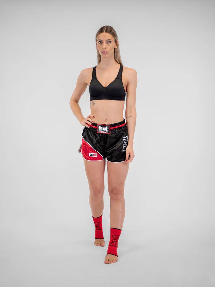 shorts-kickboxing-muay-thai-metal-boxe-club-line-negro-rojo-mujer-detalle-lateral