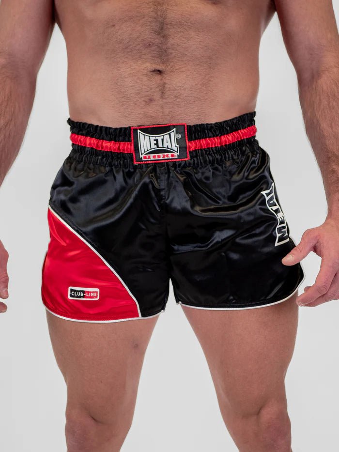 Vista frontal pantalones cortos de Kickboxing y Muay Thai Metal Boxe Club Line negro rojo usados por hombres