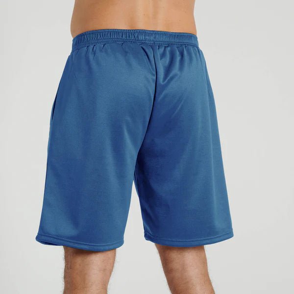 Rückansicht der saphirblauen Leone 1947 Shorts mit ergonomischem Schnitt für Beweglichkeit