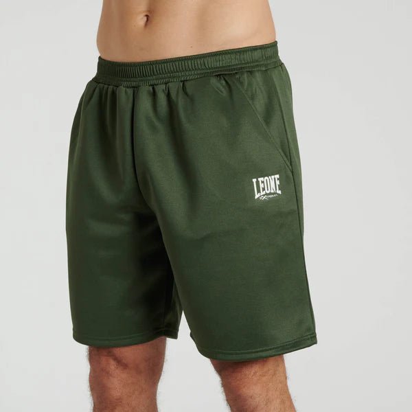 Vorderansicht der Leone 1947 Logo Cool Touch Sportshorts in grüner Variante