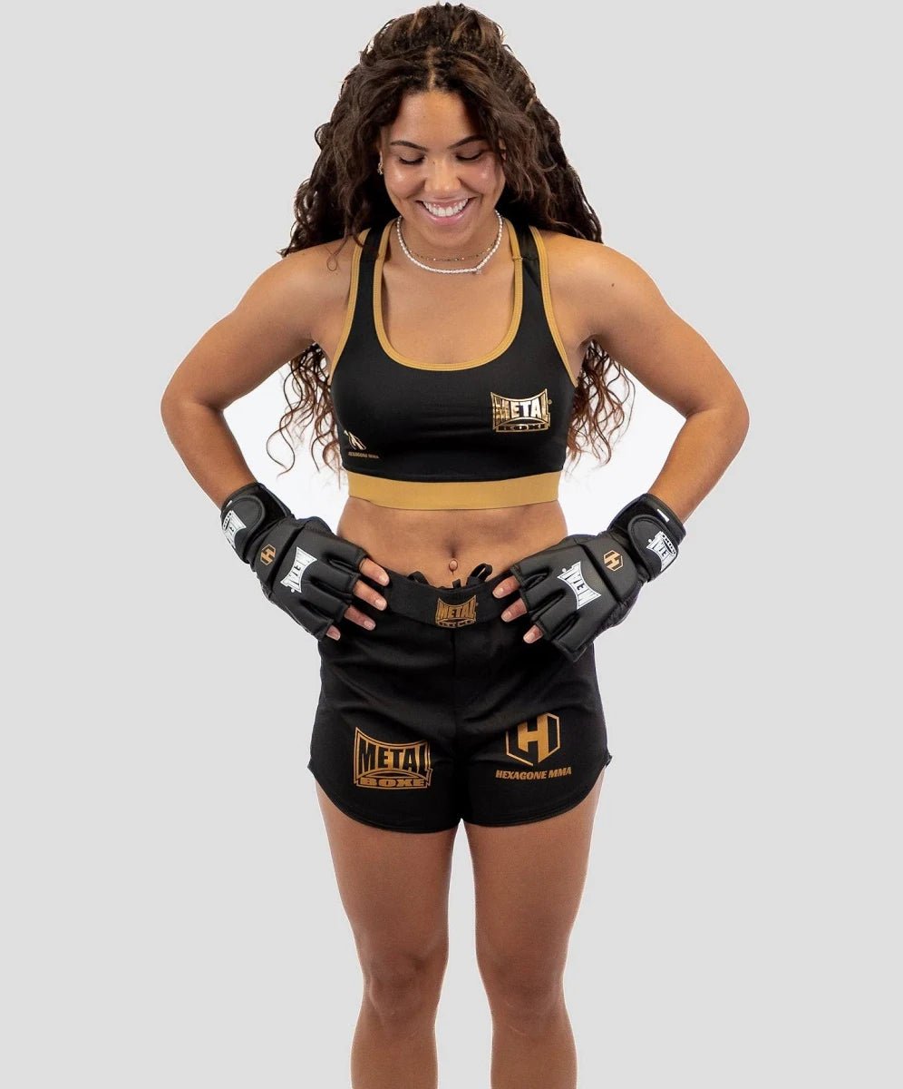 Detail des atmungsaktiven Materials und der technischen Verarbeitung der Hexagon-MMA-Shorts für Damen