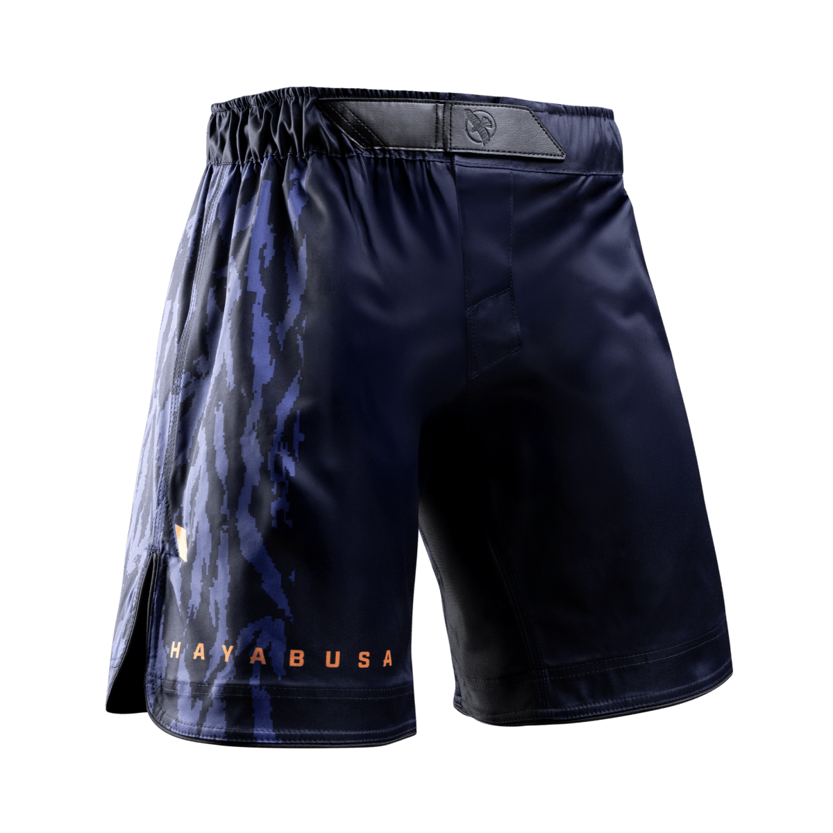 Vorderansicht der blauen Hayabusa Apex 3/4 MMA-Shorts, rutschfester, mit Silikon gefütterter Bund