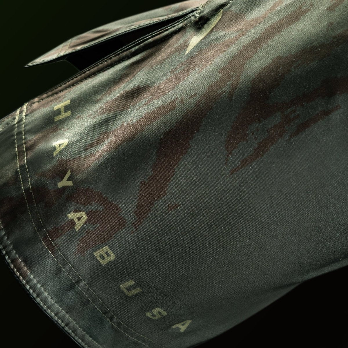 Detail der Grafik und des Hayabusa-Schriftzugs auf dem Bein der grünen Dreiviertel-Shorts