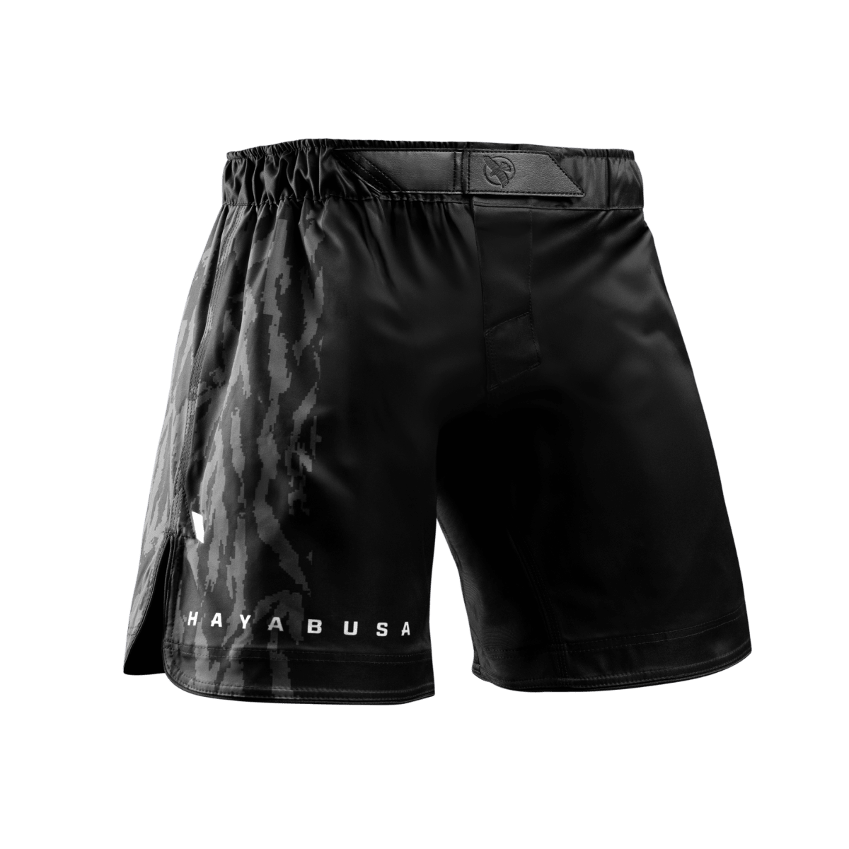 Vista frontal de los pantalones cortos negros de MMA Hayabusa Apex Mid-Thigh MMA con cierre entrelazado
