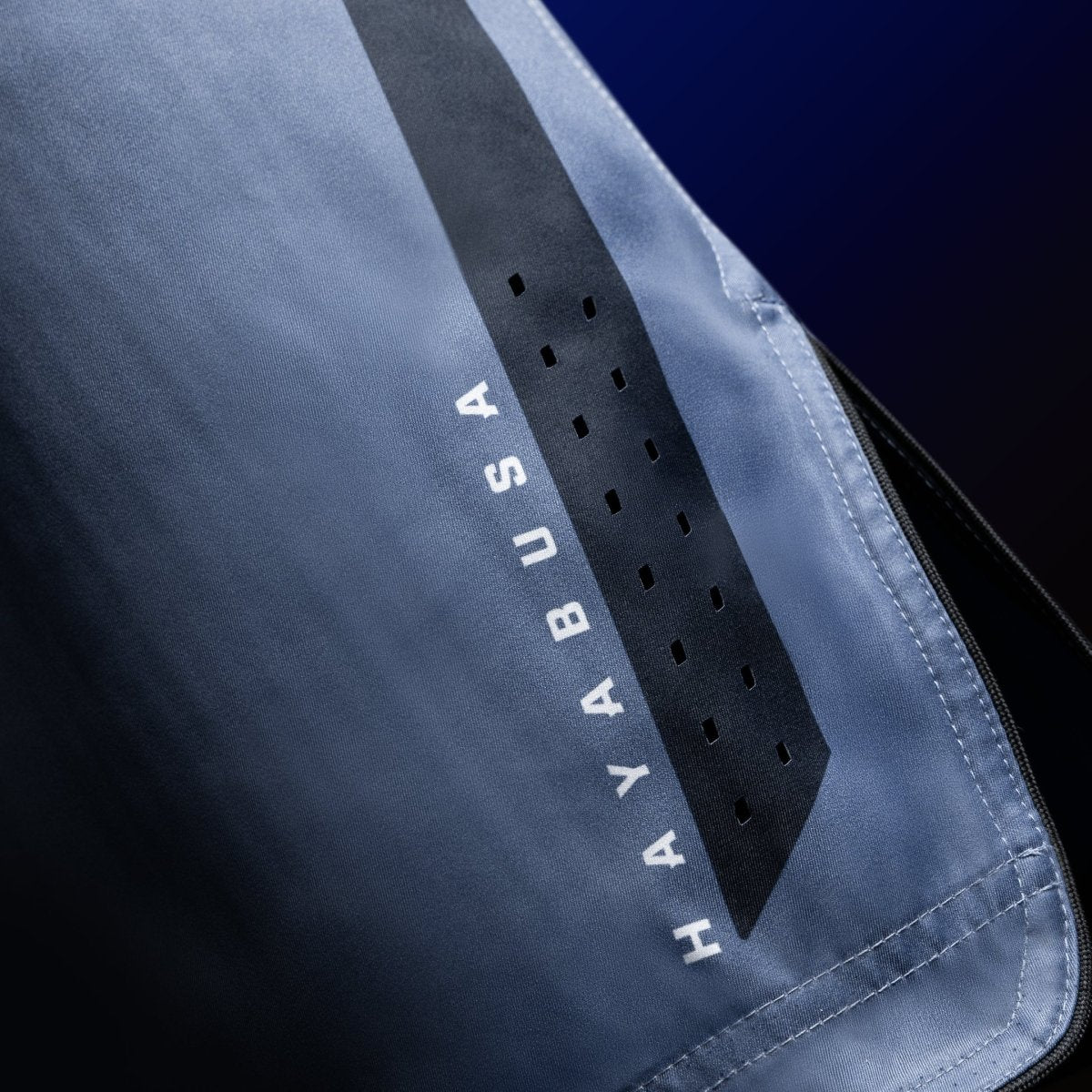 Primer plano de las letras de Hayabusa en la pernera de los pantalones cortos de combate azules de 3/4 de largo.