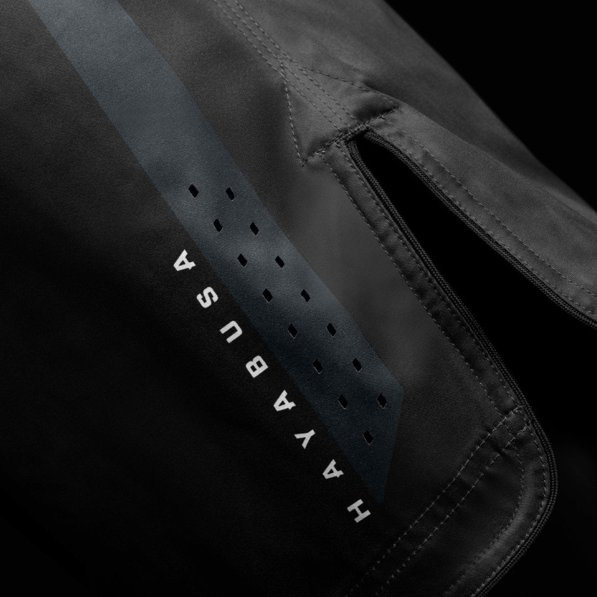 Detalle del logo de Hayabusa y escritura en la pernera del pantalón corto 3/4 negro