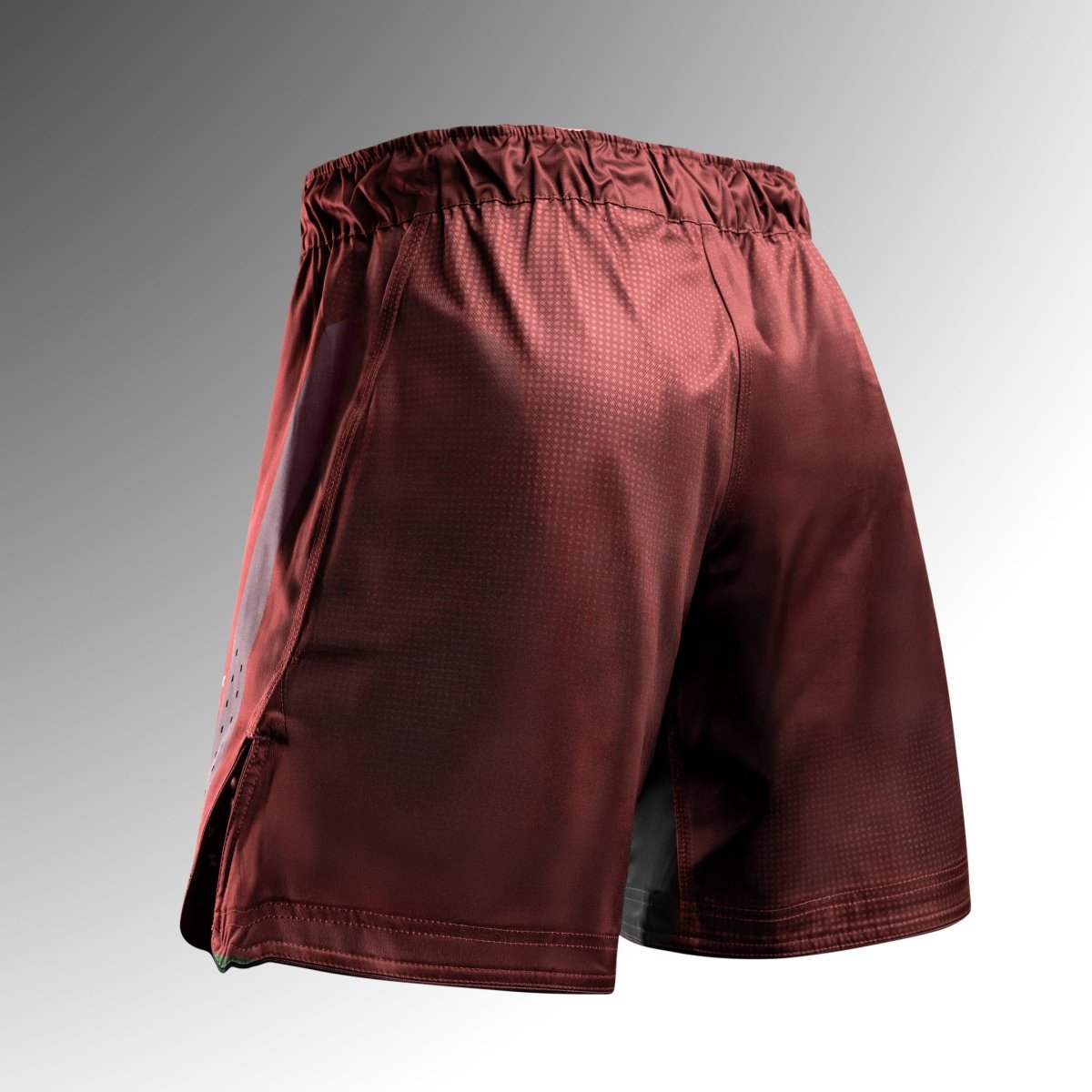 Vista trasera del pantalón corto rojo Hayabusa Core 3/4 MMA, con zonas de ventilación cortadas con láser