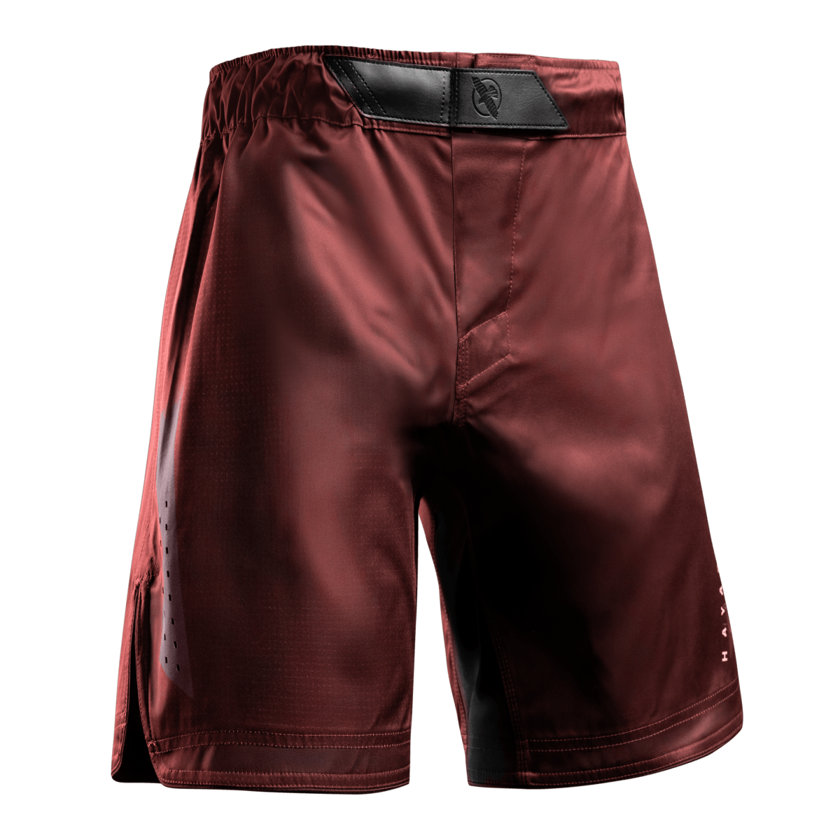 Čelní pohled na červené šortky Hayabusa Core Full-Length MMA z tkaniny odolné proti roztržení
