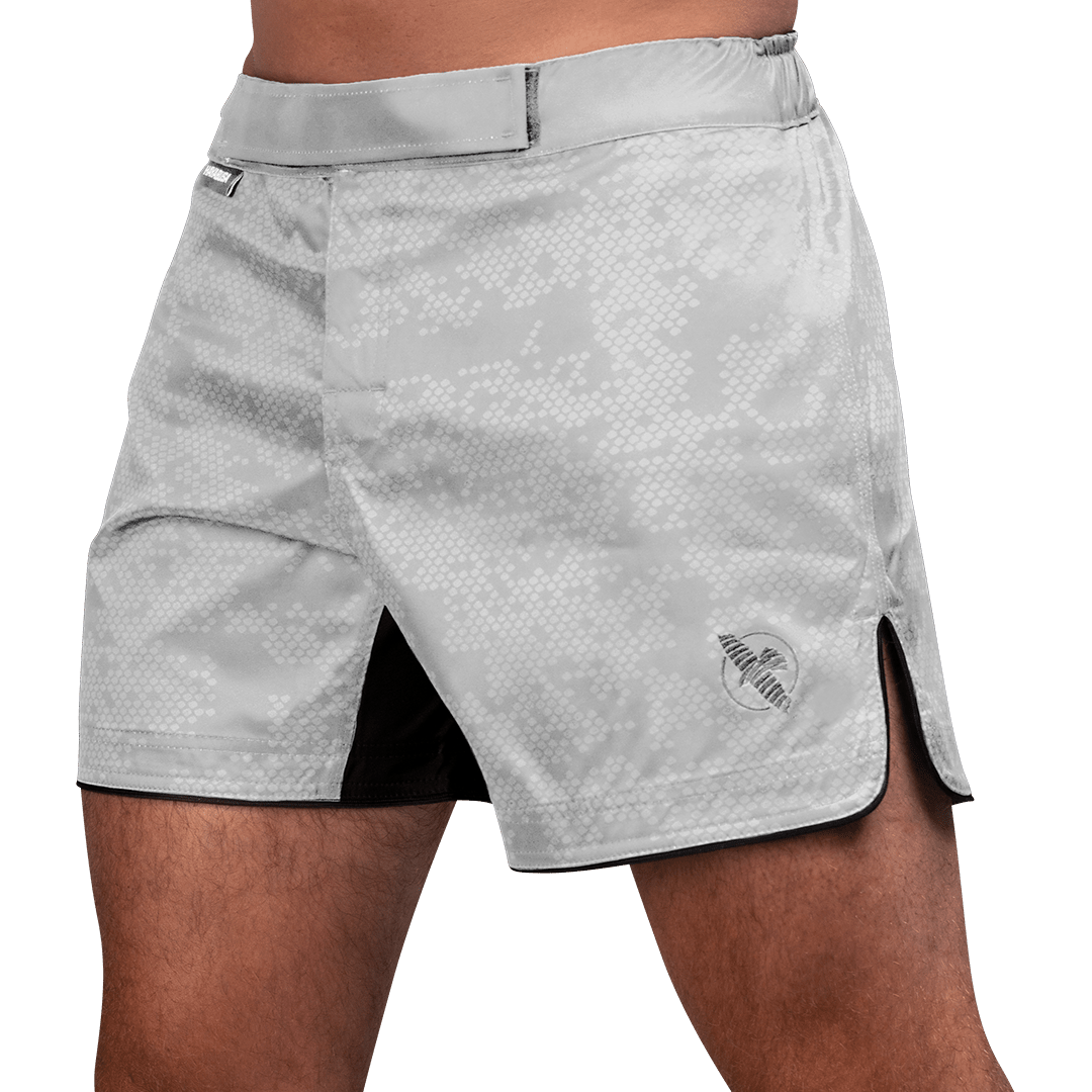 Vorderansicht der weißen Hayabusa Hex Mid-Thigh MMA Shorts, vielseitiges Hybriddesign für das Training