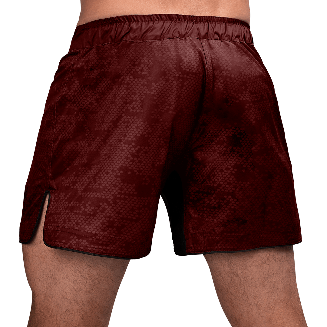 Rückansicht der burgunderroten Hayabusa Hex MMA-Shorts aus hochfestem Stoff