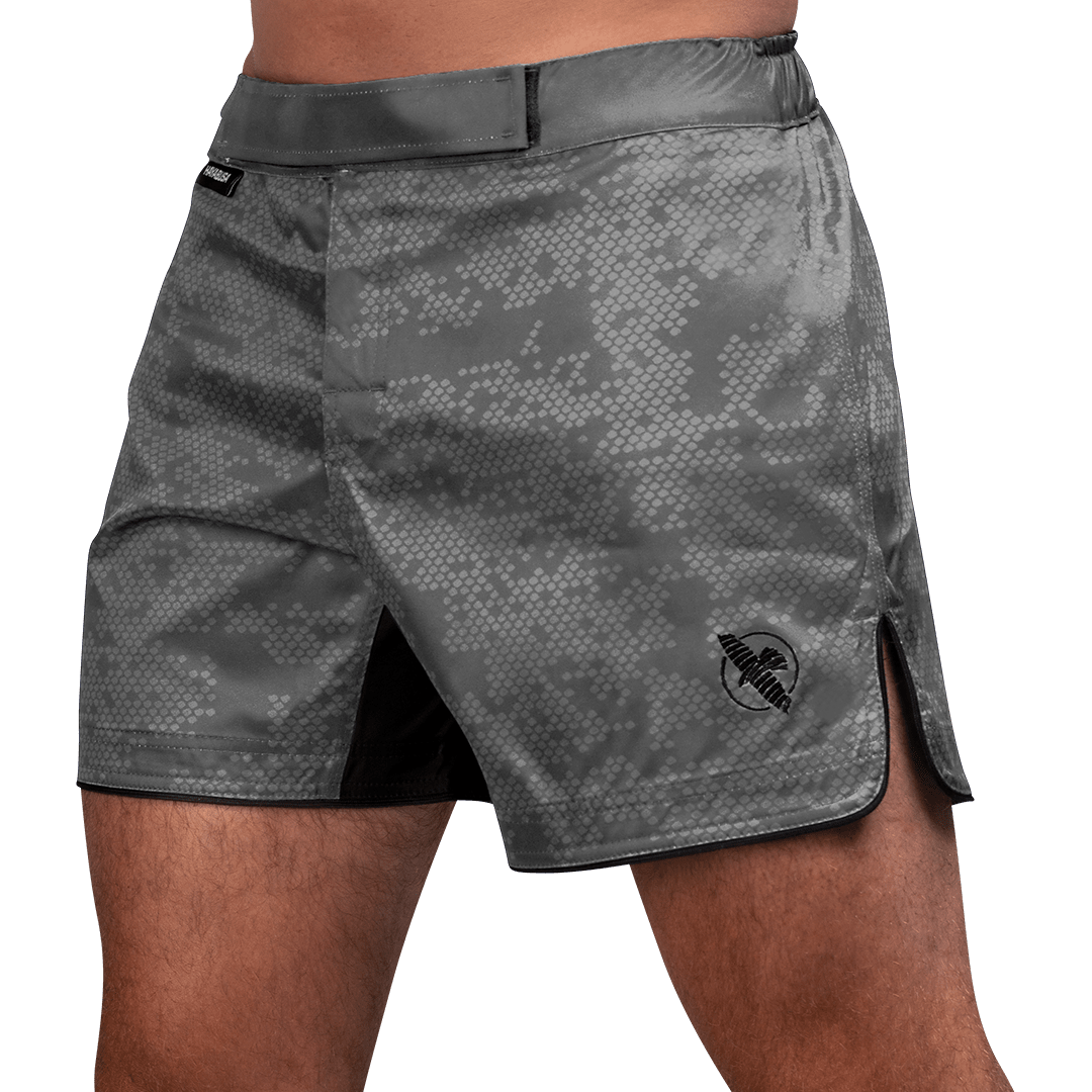 Vorderansicht der grauen Hayabusa Hex Mid-Thigh MMA-Shorts, ergonomischer Schnitt in der Mitte des Oberschenkels