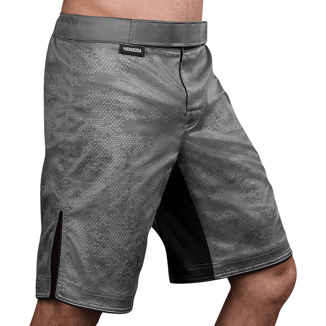 Vista lateral (lado 2) del pantalón corto gris Hayabusa Hexagon, ideal para grappling y Muay Thai