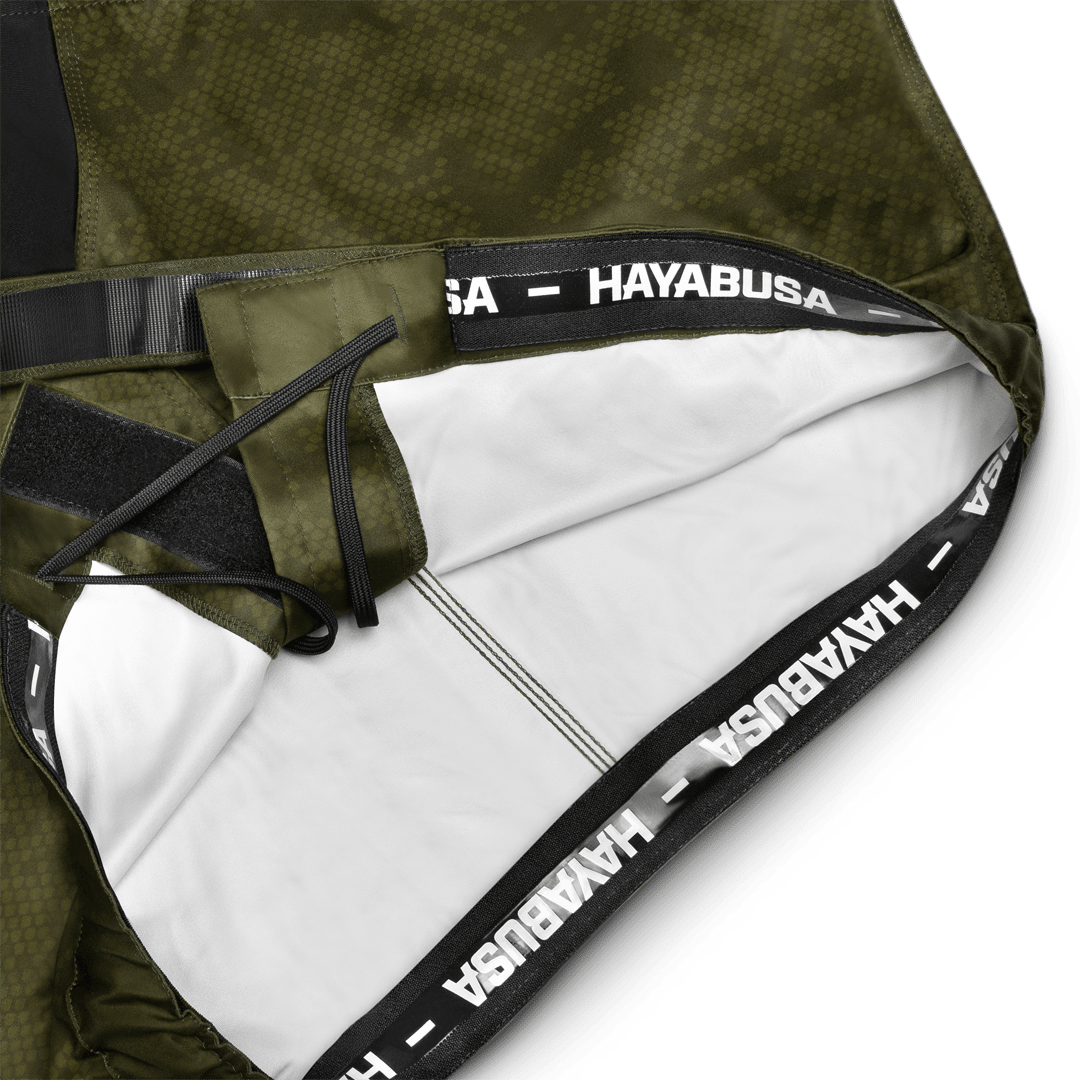 Detalle técnico del forro de silicona engomado del pantalón corto verde Hexagon