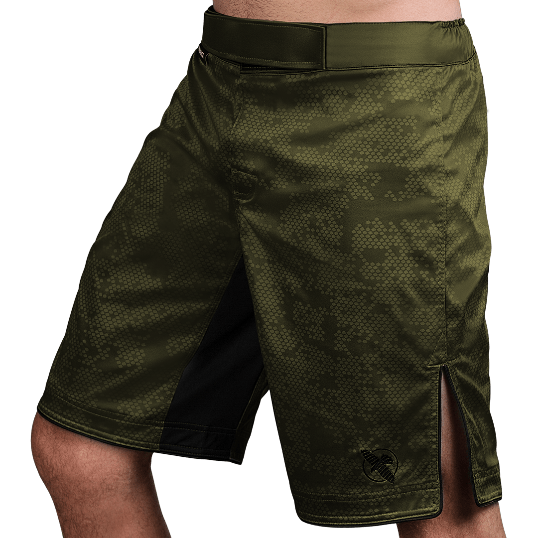 Vista lateral (lado 1) del short verde de MMA Hayabusa Hexagon, listo para entrenamiento intenso