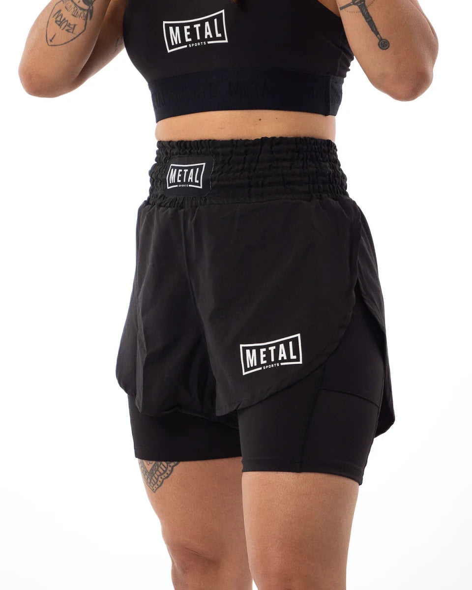 Vista frontal del pantalón corto negro de mujer 2in1 Metal Boxe para MMA y Kickboxing