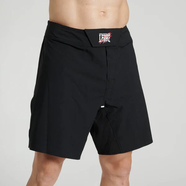 Vista frontale dei pantaloncini MMA Leone Primal Instinct neri con loghi a contrasto