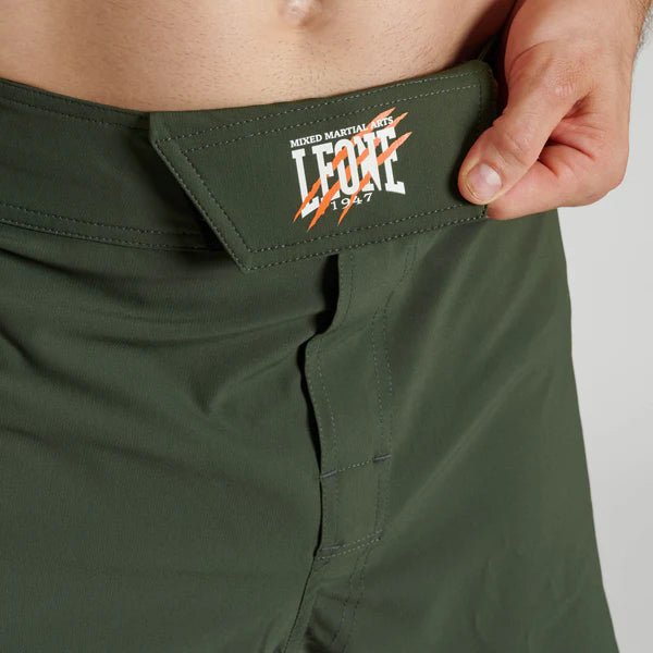 Detail des doppelten Klettverschlusssystems der grünen Leone-Shorts