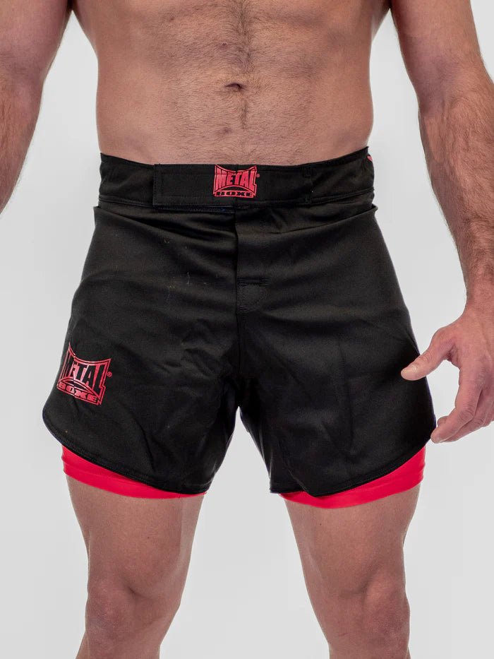 Vorderansicht MMA Metal Boxing Dual Shorts schwarz rot mit Lycra-Einsatz