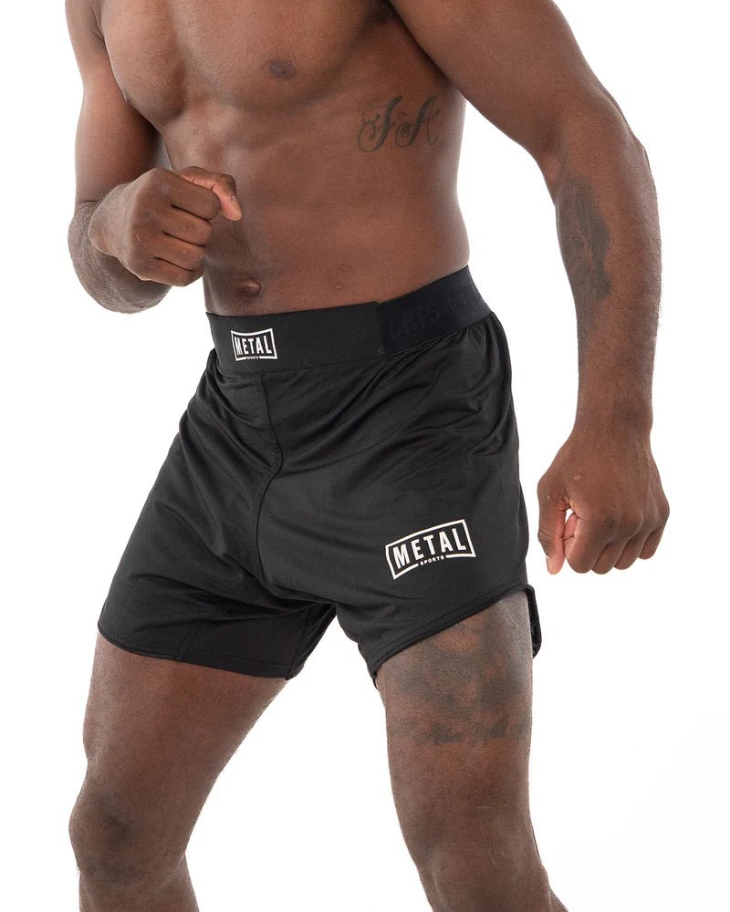 Vorderansicht: Schwarze MMA-Metal-Boxshorts aus leichtem Polyester