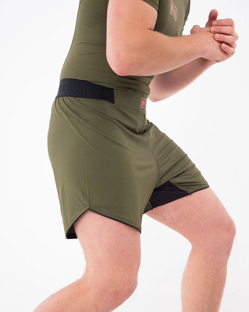 Seitenansicht MMA Metal Boxing Shorts olivgrün optimale Bewegungsfreiheit bei Kicks