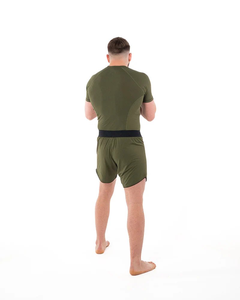 Rückansicht MMA Metal Boxing Shorts olivgrünes atmungsaktives technisches Gewebe
