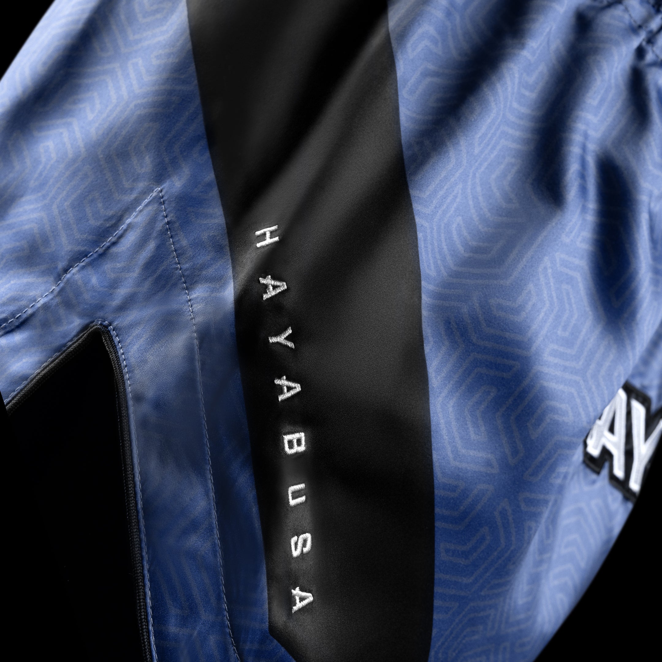 Dettaglio dello spacco laterale profondo per calci dei pantaloncini Hayabusa Core blu