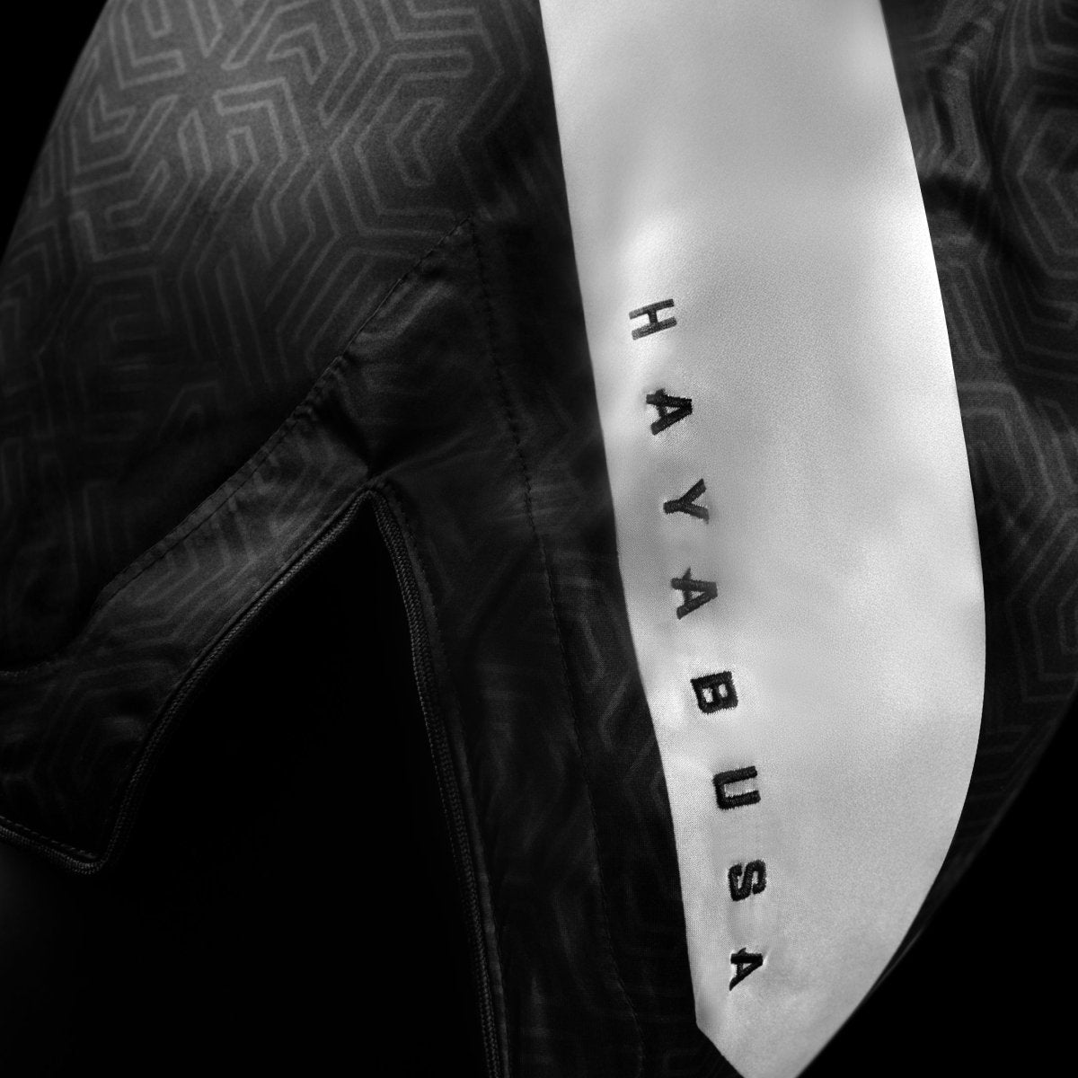 Detalle de las costuras reforzadas y abertura lateral del pantalón corto negro Hayabusa Core