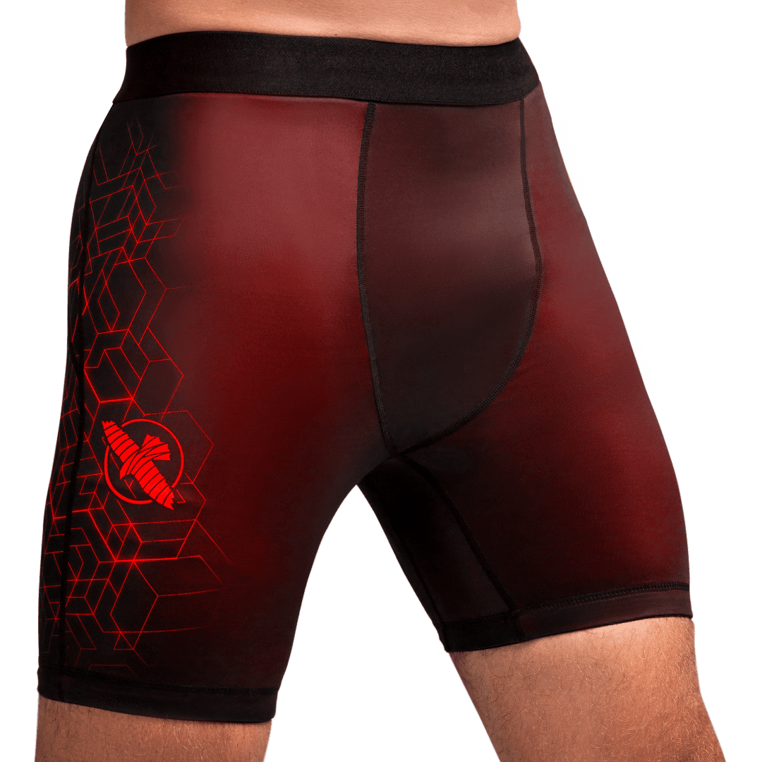 Vista frontale dei pantaloncini Vale Tudo Hayabusa Geo rossi, shorts a compressione con design geometrico